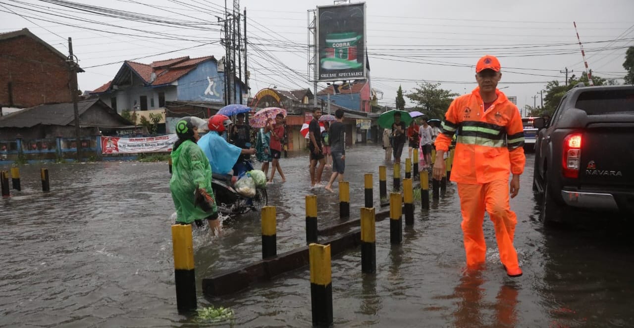 Ganjar Di-KO Banjir Gubernur Jawa Tengah Ganjar Pranowo saat meninjau banjir yang menerjang Semarang. (Ist)