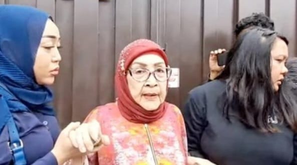 Ibunda Ferry Irawan Sambangi Rumah Venna Melinda, Lagi-Lagi Tak Membuahkan Hasil Ibunda Ferry Irawan, Hariati saat mendatangi rumah Venna Melinda. (Ist)