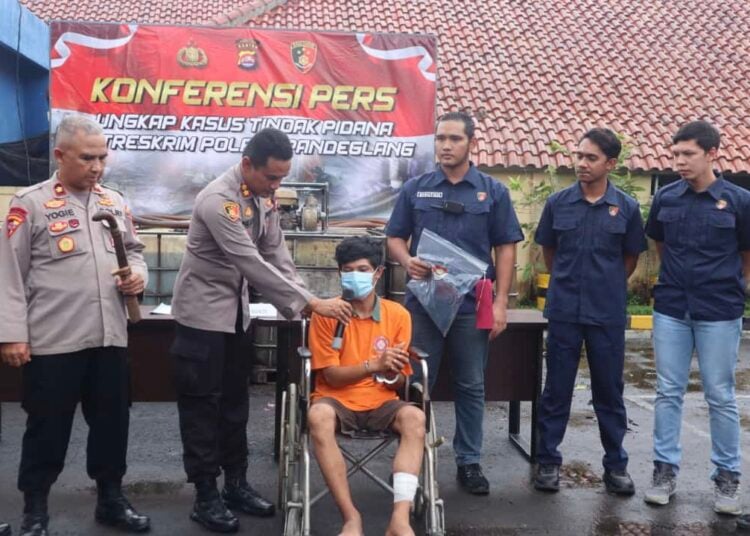 Polres Pandeglang saat melakukan konferensi pers terkait penangkapan IR tersangka perampokan toko Alfamart.