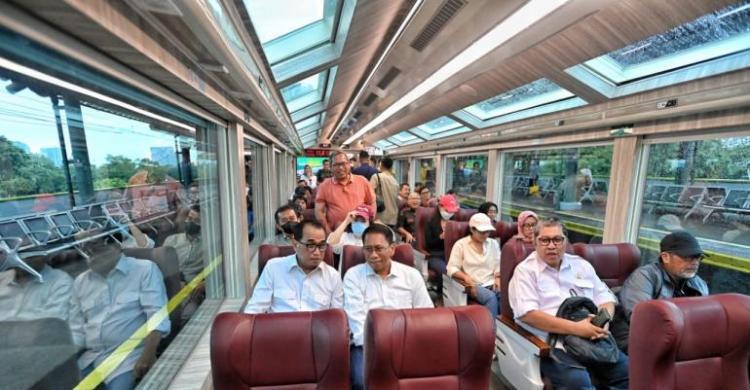 Menteri Perhubungan Budi Karya Sumadi (kiri) saat berada diatas kereta Panoramic dari Jakarta menuju Bandung. (Ist)