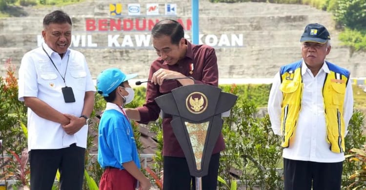 Jokowi Ganti Gaya Presiden Jokowi didampingi Gubernur Sulawesi Utara Olly Dondokambey dan Menteri PUPR Basuki Hadimujono saat meresmikan bendungan di Sulawesi Utara. (Foto : Setpres)