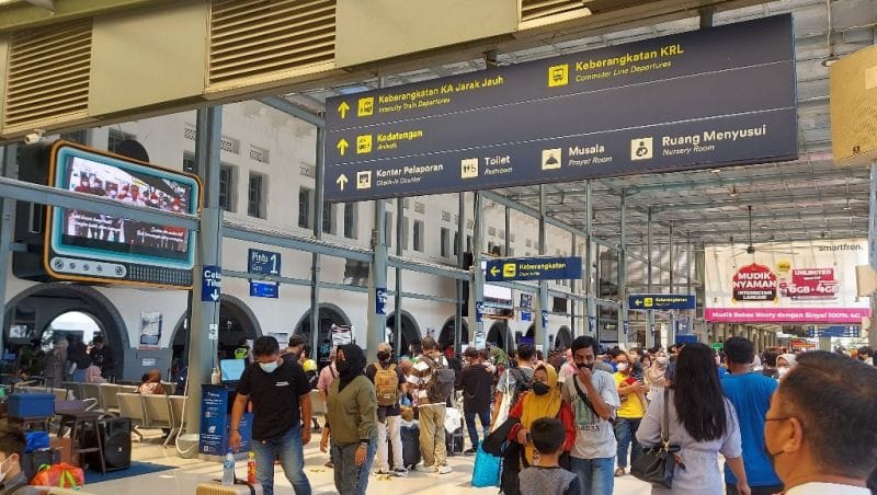 Suasana di Stasiun Kereta Api Pasar Senen.