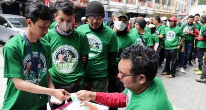 Kajol Indonesia Dukung Ganjar Bagikan Kartu BPJS Ketenagakerjaan Kepada Driver Ojol Komunitas Ojol dukung Ganjar memberikan kartu BPJS Ketenagakerjaan kepada Ojol di Jakarta Barat. (Ist)