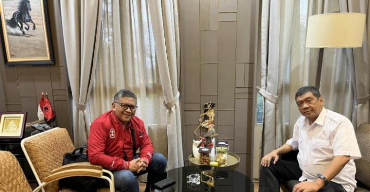 Sekjen PDIP Hasto Kristiyanto saat menerima Kiki Iswara Direktur Utama Rakyat Merdeka Group. (Foto : RM)