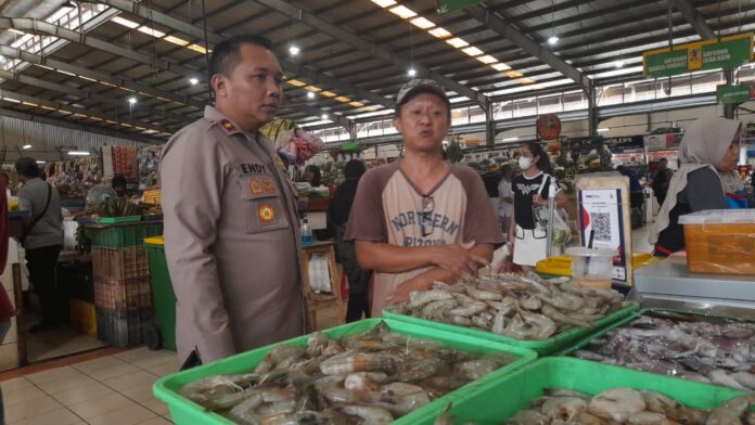 Kapolsek Pondok Aren Kompol Endy Mahandika, menyambangi pedagang Pasar Modern Bintaro, Kecamatan Pondok Aren, untuk mdengarkan apa yang mejadi keluhan para pedagang.