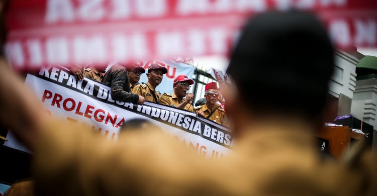 Aksi demo Kepala Desa di Gedung DPR. (Ist)