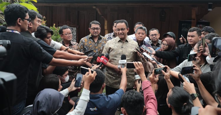 Anies Baswedan saat memberikan keterangan pers selesai pertemuan dengan Tim Kecil. (Ist)