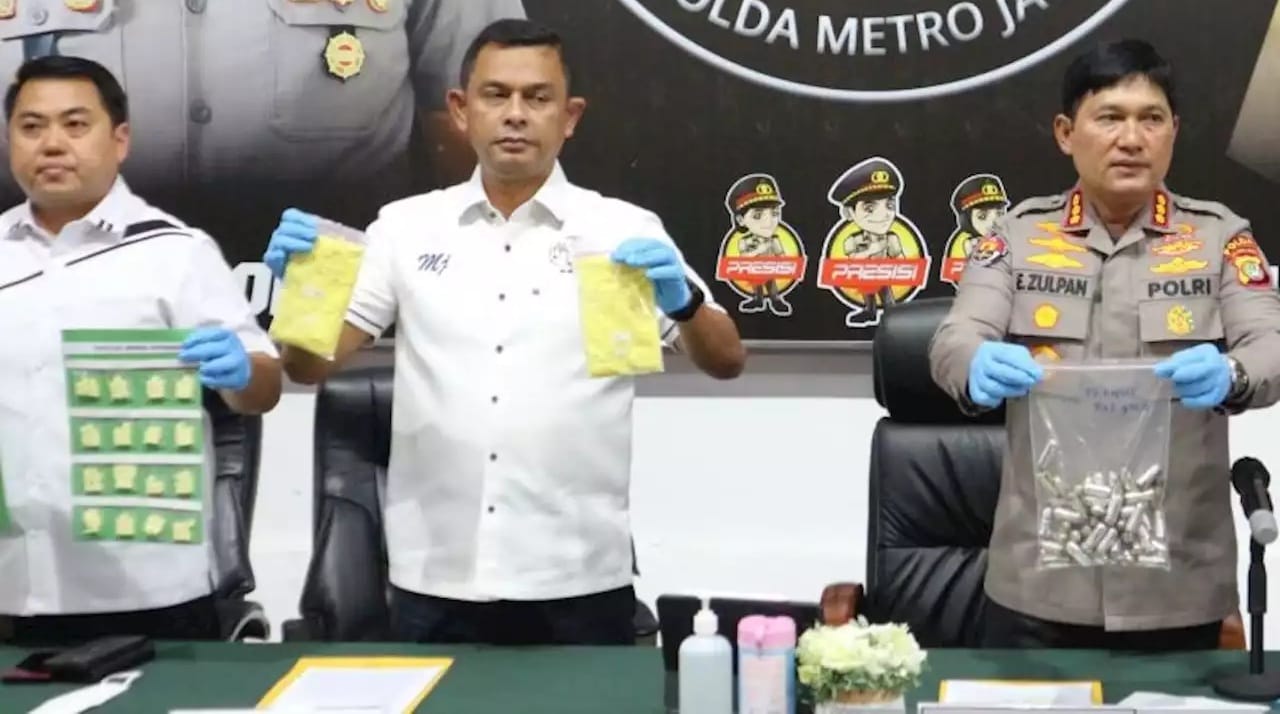 Kombes YBK Tertangkap Asyik Nyabu Bersama Seorang Wanita Konferensi pers terkait penangkapan Kombes YBK