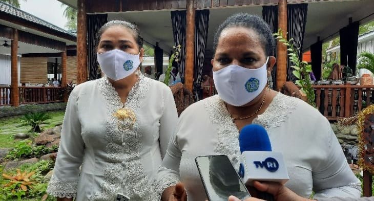 KPK Duga Istri Dan Anak Lukas Enembe Ikut Atur Proyek Di Pemprov Papua Yulce Wenda (kanan) istri Lukas Enembe