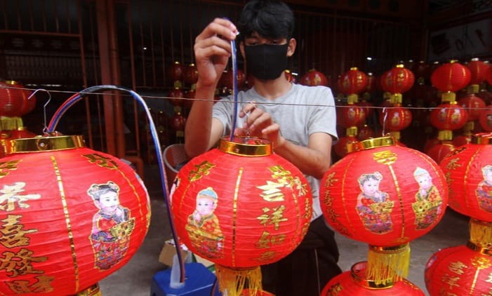 Penjual lampu lampion untuk menghiasi rumah. (Ist)