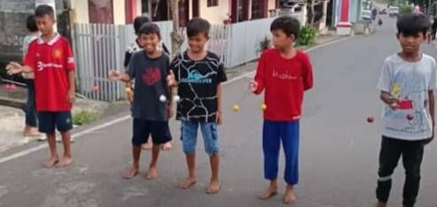 Permainan yang sedang digandrungi oleh anak-anak lato-lato. (Ist)