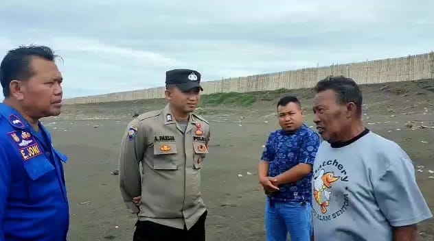 Mamur (kaos abu-abu) nelayan asal  Lebak ditemukan selamat di Tasikmalaya setelah 5 hari terobang-ambing di laut.