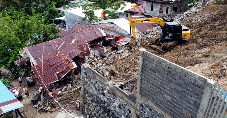 Manado Diterjang Banjir & Tanah Longsor Salah satu rumah yang terdampak longsong di Kota Manado. (Ist)