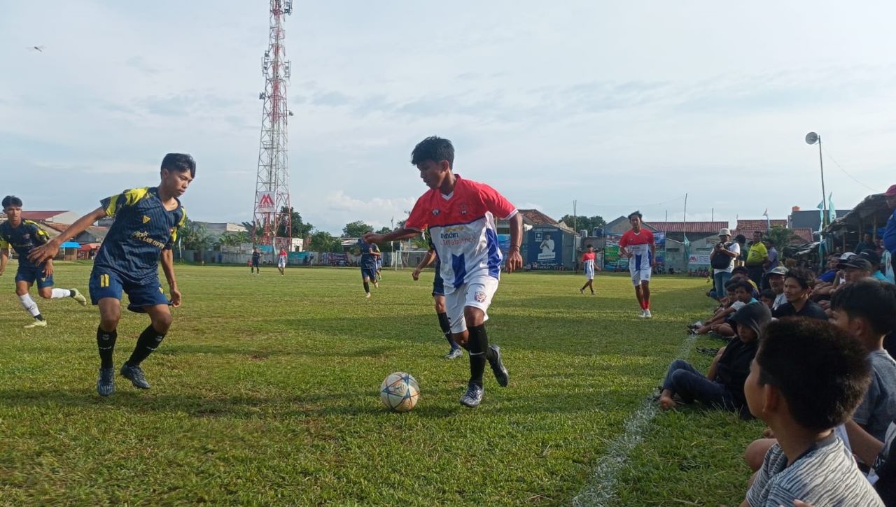 Maulana Motor Tancap Gas, Perschil Siap Repotkan Expersebomi Pemain Maulana Motor FC (kanan) berusaha melewati hadangan pemain Bamboe FC. (Foto: dok/Panitia Bina Jaya Cup).