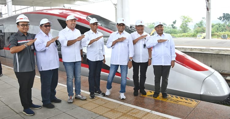 Mulai Juli, Ke Bandung Cuma 58 Menit Naik Kereta Cepat Menteri Perhubungan Budi Karya Sumadi (no 3 dari kanan) bersana Jajaran Direksi PT Kereta Api. (Ist)