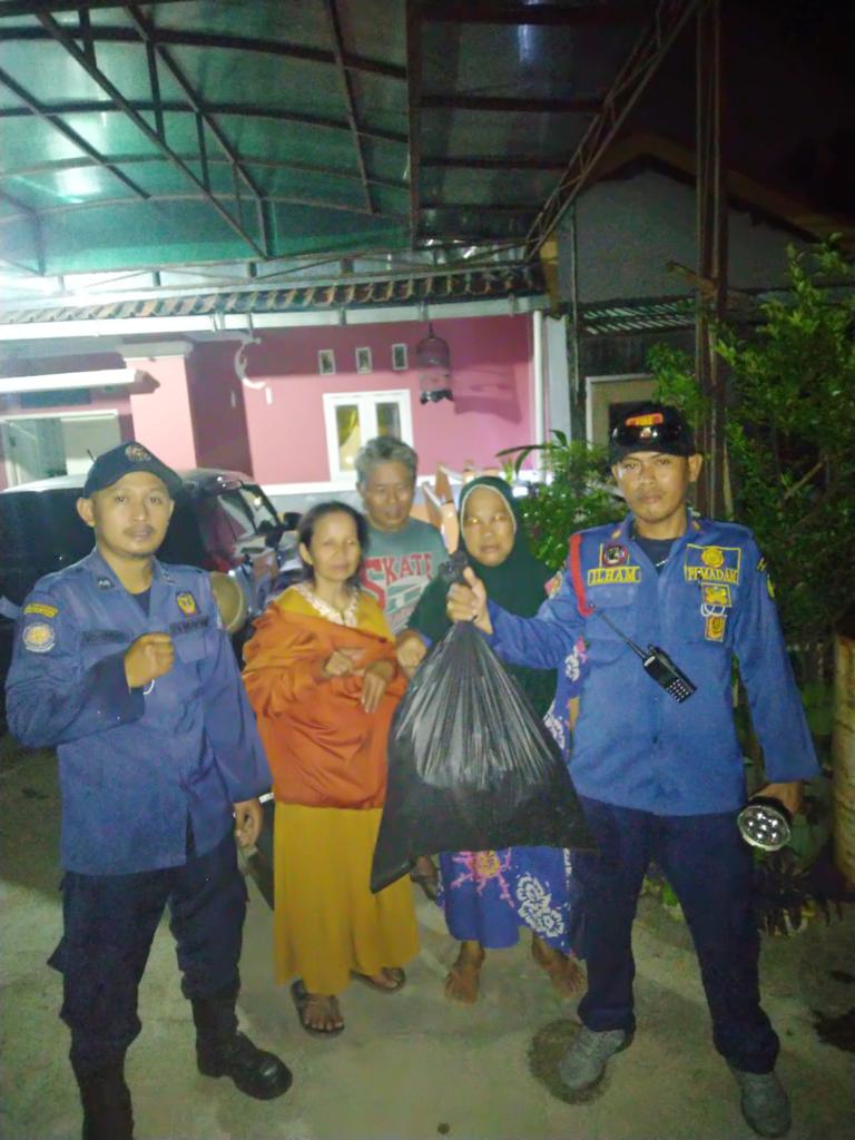 Ngeri! Sarang Tawon & Ular Merajalela Di Tangsel Petugas Damkar tengah melakuakn evakuasi sarang tawon di rumah warga. :Pada 2022 sebanyak ratusan sarang tawon berhasil dievakuasi.