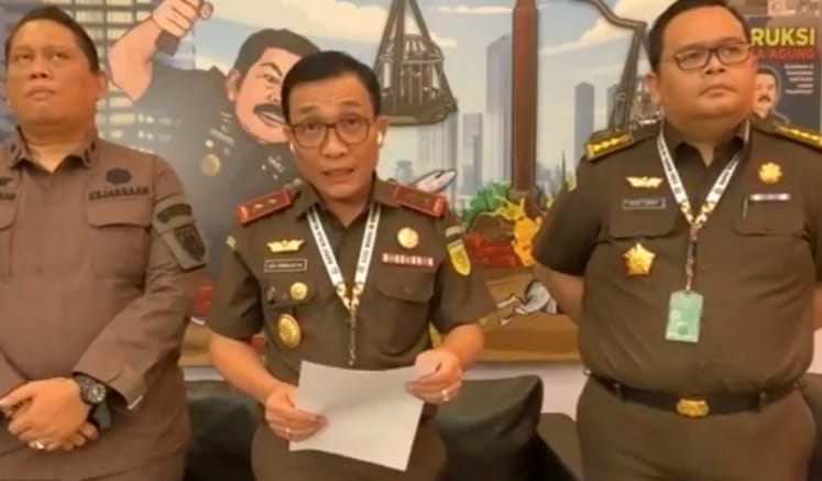 NK Tersangka Korupsi Rp8,5 M di Bank Himbara Tangsel Ditahan Kejati Banten Kepala Kejati Banten Leonard Eben Ezer (tengan) saat konferensi pers.