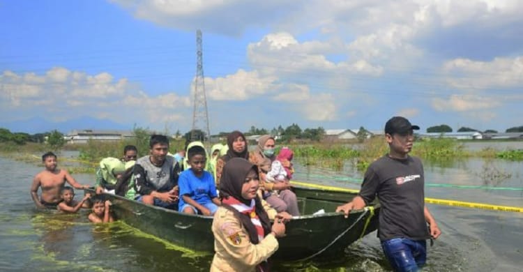 Warga di Kudus Jawa Tengah terpaksa menggunakan perahu untuk mengungsi ke tempat yang lebih aman. (Ist)