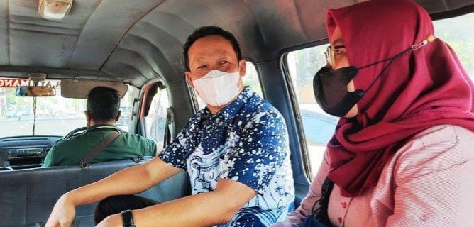 Naik angkutan umum  tetap masih memakai masker. (Ist)