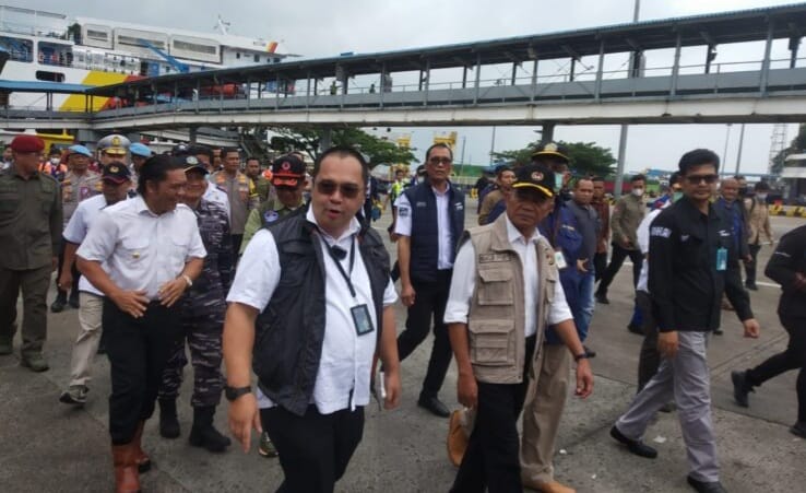 Menko PMK Kuhadjir (rompi coklat) bersama pejabat terkait dan Pj Gubernur Banten Al Muktabar (baju putih pendek) saat meninjau Pelabuhan Merak pada Minggu (1/1/2023).