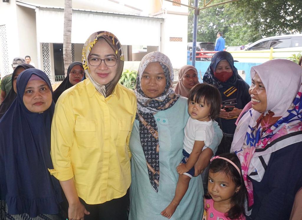 Airin Rachmi Diany saat mengunjungi warga di Banten