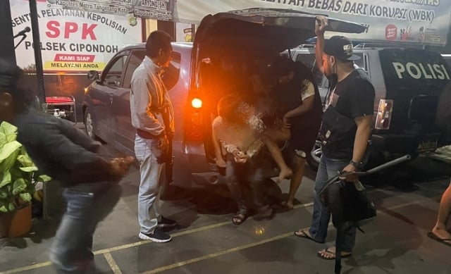 Polisi, Amankan 12 ABG Yang Hendak Tawuran Di Cipondoh 12 ABG beserta senjata tajam dan motor nya diamankan di Polres Metro Tangerang Kota.12 ABG beserta senjata tajam dan motor nya diamankan di Polres Metro Tangerang Kota.