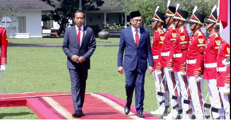 Presiden Jokowi Ajak PM Anwar Ibrahim Keliling Istana Bogor Presiden Jokowi menerima PM Malaysia Anwar Ibrahim di Istana Bogor. (Foto : Setpres)