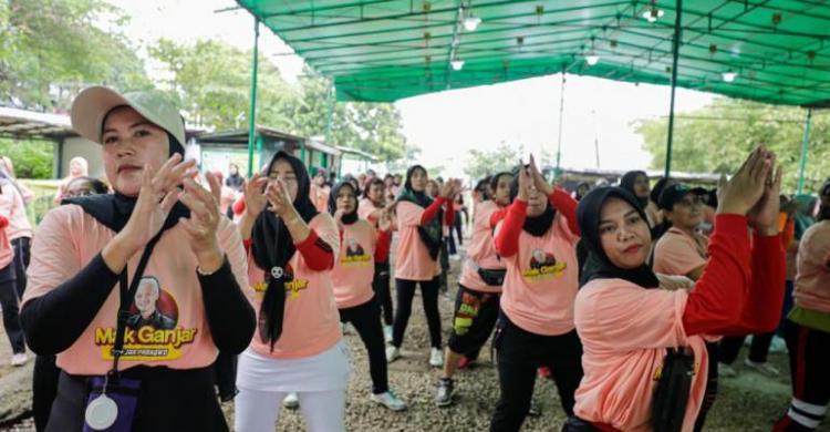 Mak Ganjar Jawa Barat mengadakan senam sehat di Desa Cimekar, Kabupaten Bandung, Senin (23/1).