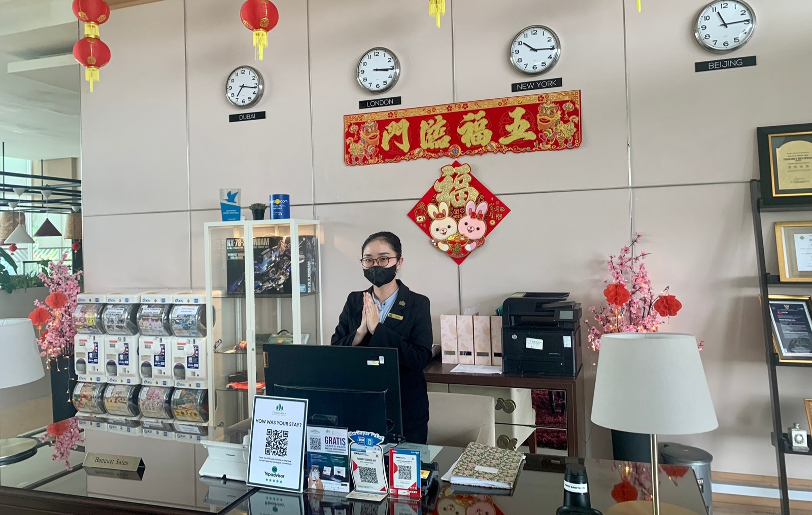 Sambut Imlek 2023, Tuscany Boutique Hotel Serpong Suguhkan Paket Makan Malam ala Negeri Tirai Bambu Nampak suasana lobby tuscany boutique hotel dengan ornamen khas tahun baru imlek. (Dok)