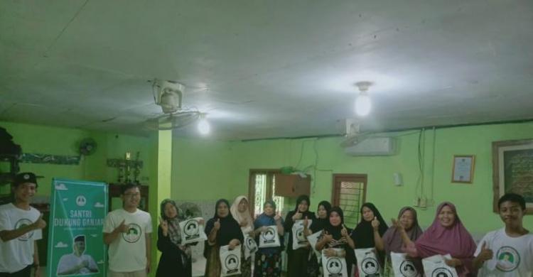 Santri Dukung Ganjar Bagikan Bantuan Ke Majelis Taklim Di Cakung Aksi sosial Sukarelawan Santri Dukung Ganjar membagikan bantuan di Majelis Taklim Al-Khoriyah Cakung, Jakarta Utara.