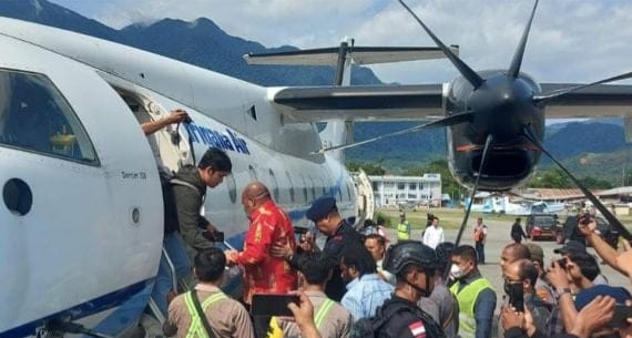 Sebelum Digiring Ke Markas KPK, Lukas Enembe Akan Dicek Kesehatannya Di RSPAD Gubernur Papua Lukas Enembe saat akan dibawa ke Jakarta dengan menggunakan pesawat carter.