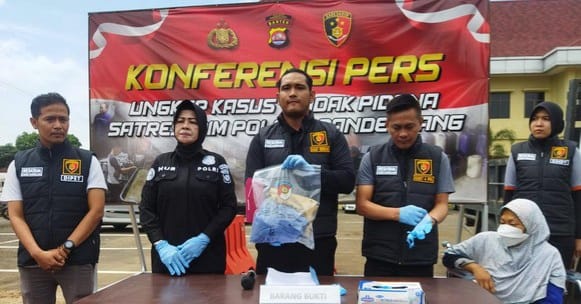 Konferensi pers Polres Pandeglang terkait kasus ibu yang buang banyinya. (Ist)