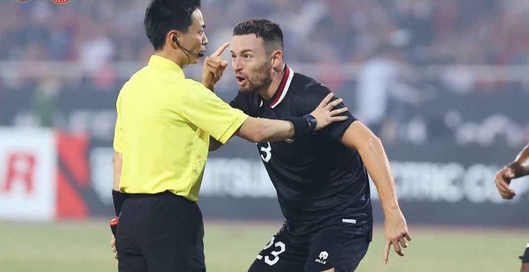 Marc Klok saat melakukan protes kepada wasit saat pemain Vietnam melakukan pelanggaran.