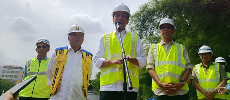 Presiden Jokowi saat meninjau dimulainya sedotan Ciliwung. (Foto : Setpres)