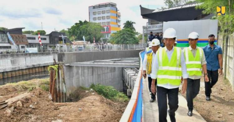 Sodetan Ciliwung Ditargetkan Kelar April 2023 Presiden Jokowi didampingi Menteri PUPR Basuki Hadimuljono saat menyaksikan breakthrough line proyek sedotan sungai Ciliwung.