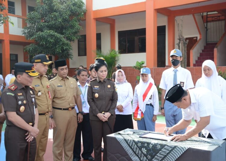 Tawuran Di Tangerang Melibatkan 12 Anak, 6 Pelaku Masih Berstatus Pelajar Bupati Tangerang Zaki Iskandar saat menyaksikan deklarasi damai. (Ist)