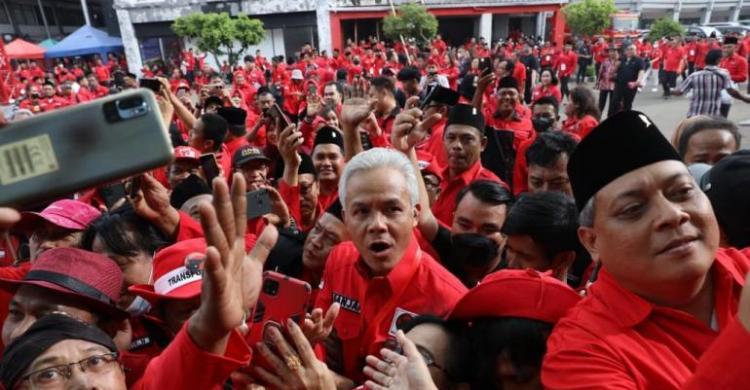 Ganjar Pranowo saat tiba di lokasi acara Hall D JIExpo  disambut simpatisan kader PDIP. (Ist)