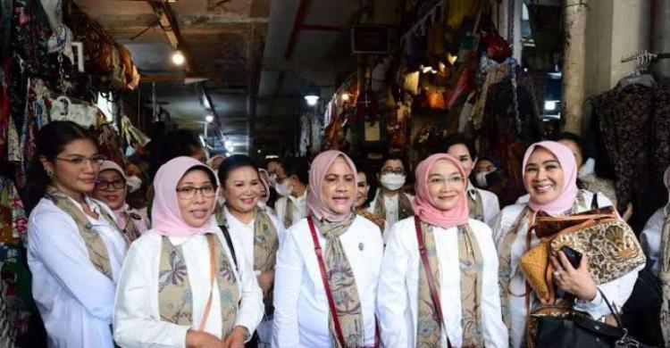 Ibu Negara Iriana Jokowi ketika berada di Pasar Beringharjo, Yogyakarta.