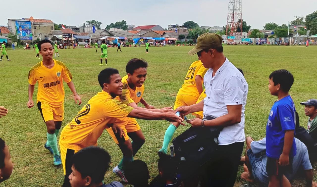 Vesta FC Batal Pesta, Umar Tantang Juara Bertahan Menejer Vesta FC, Supandi Kopral menyawer para pemainnya usai cetak gol.(Foto: dok/Panitia Bina Jaya Cup).