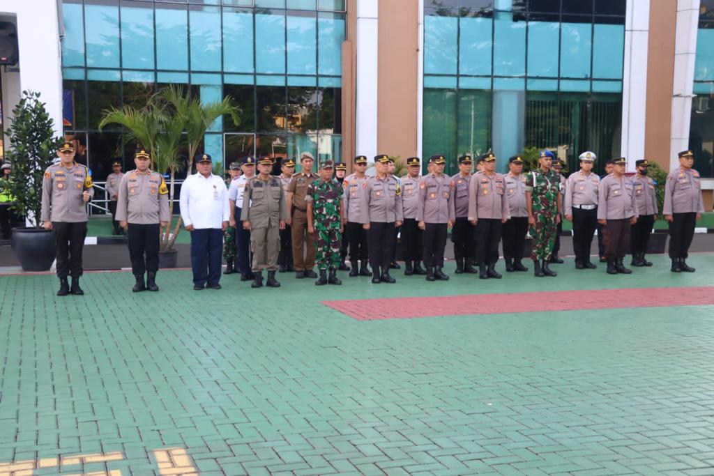 2.939 Personel Terjun Di Operasi Keselamatan Jaya 2023 perseonel polisi serta gabungan dari TNI, Dinas Perhubungan (Dishub) Kota Tangsel, serta Satuan Polisi Pamong Praja (Satpol PP) Kota Tangsel gelar apel di Polres Tangsel, Serpong, Selasa (7/2)