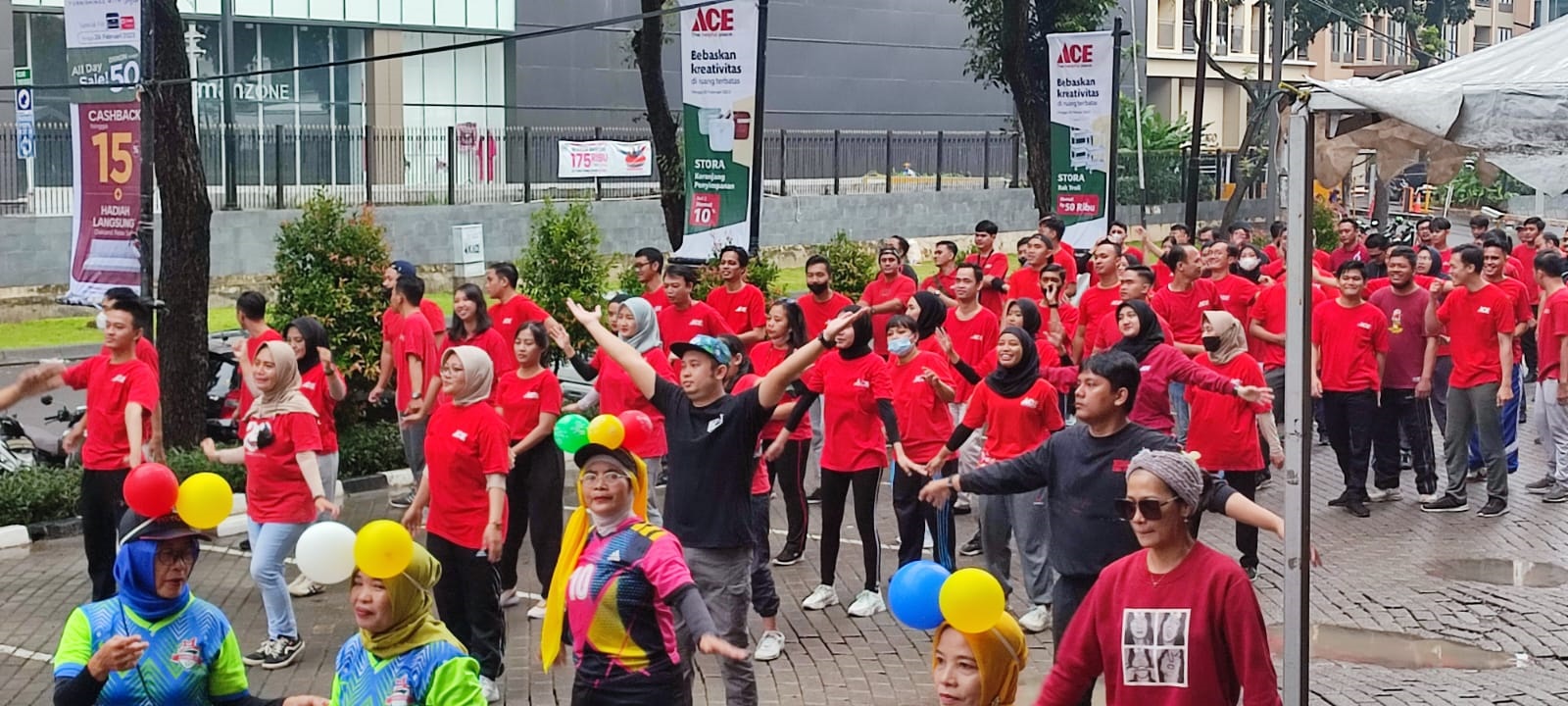 ACE Hardware Living Plaza Bintaro kembali mengadakan Fun Aerobic untuk meningkatkan engagement dengan masyarakat sekitar.