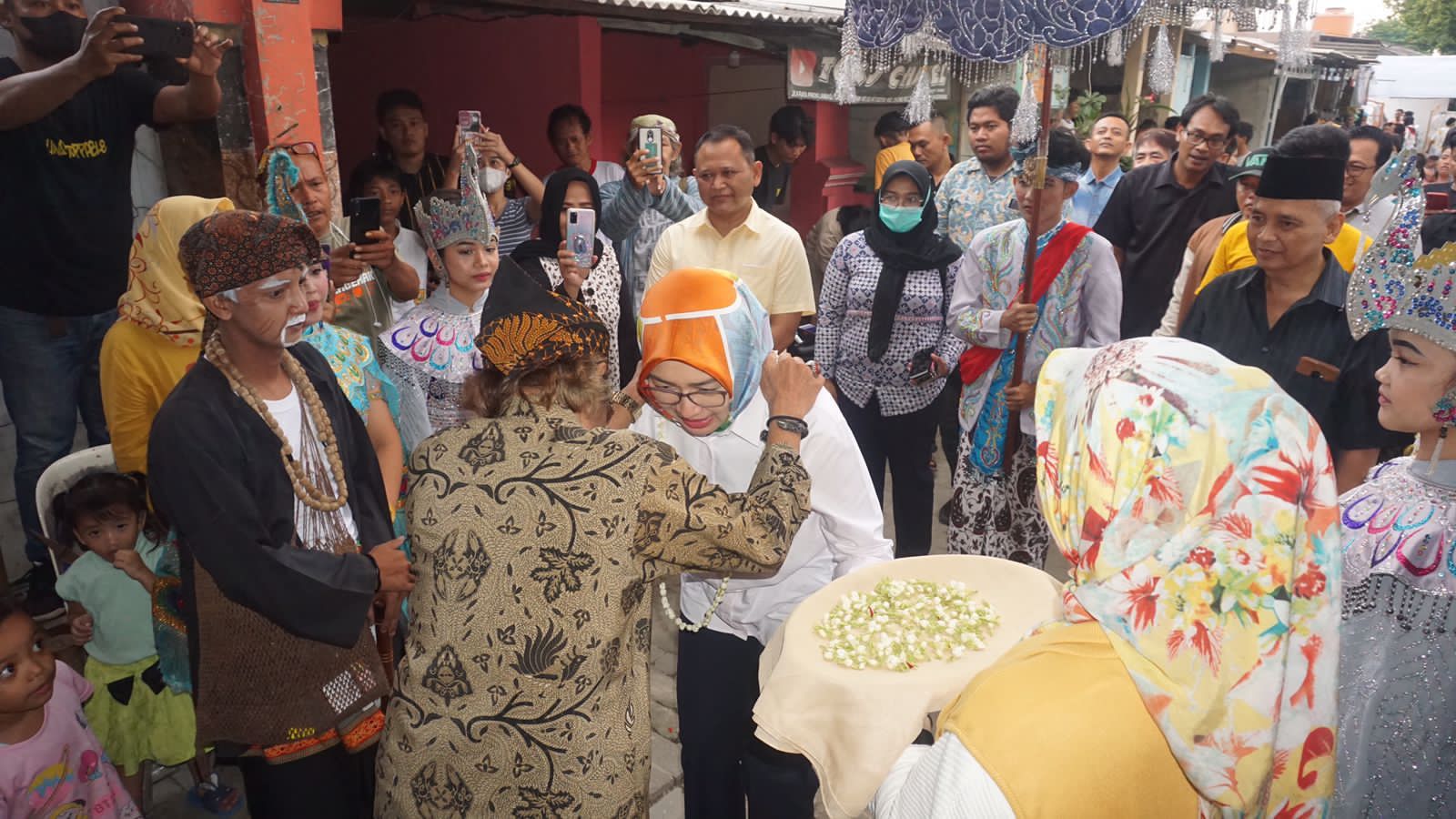 Airin Rachmi Diany berkunjung ke Padepokan Gentra Lodaya, Kota Tangerang.