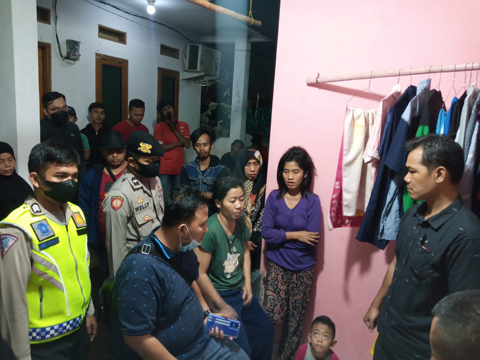 Alami Gangguan Jiwa, Perempuan Di Kedaung Nekat Akhiri Hidup Polsek Pamulang tengah melakukan olah TKP ditemukannya ibu paru baya di Pamulang yang tewas bunuh diri di rimahnya.