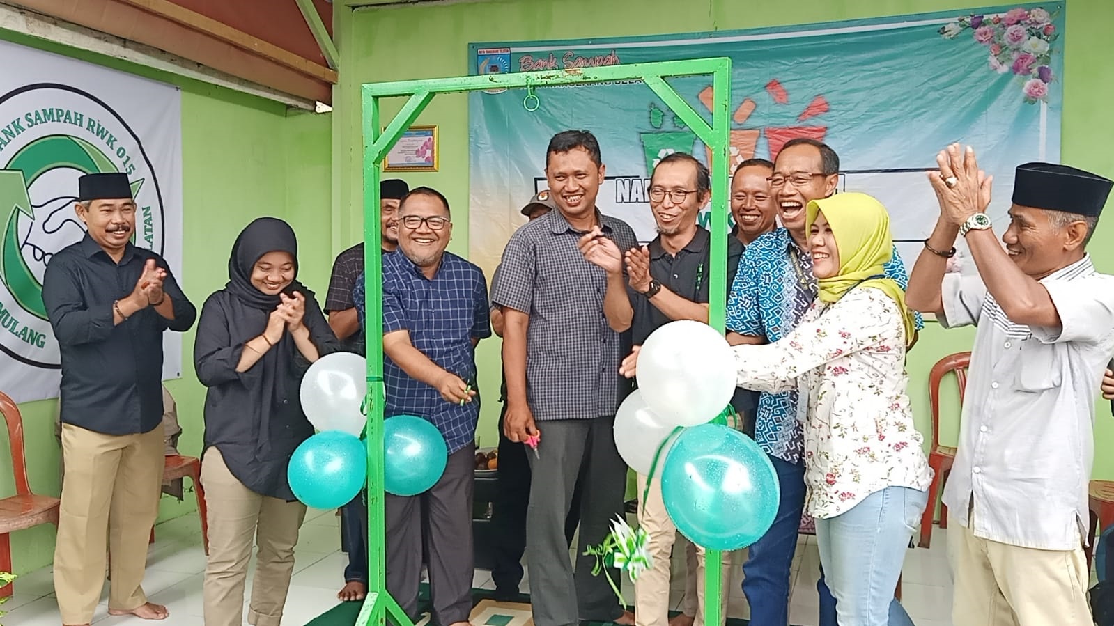 Anak Muda RW 015 Kedaung Kelola Rumah Magot Dan Bank Sampah Launching bank sampah serta rumah magot RW 015 Kedaung Pamulang berlangsung meriah.
