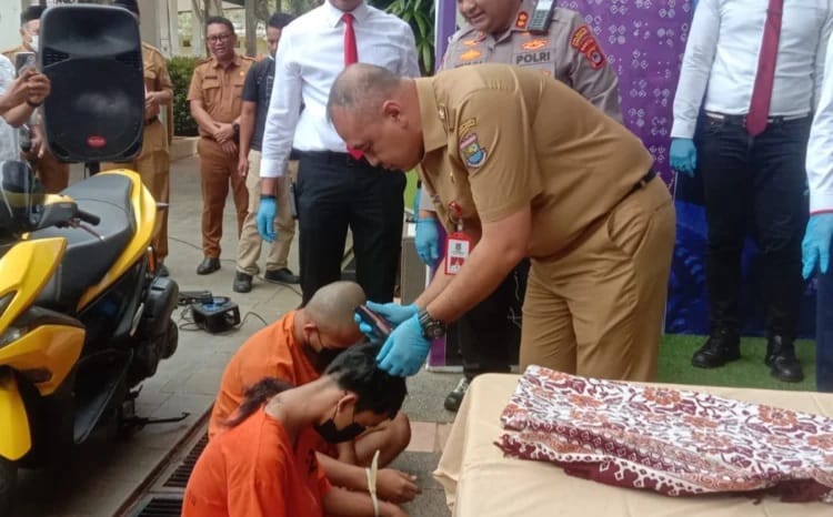 Anggota Gangster Tangerang, Dihukum Gundul Oleh Bupati Bupati Tangerang Ahmed Zaki Iskandar saat menggunduli anggota gangster. (Ist)