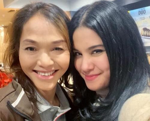 Annisa Pohan, Beri Hadiah Dan Antar Bunda Corla Pulang Ke Jerman Annisa Pohan dan Bunda Corla. (Ist)
