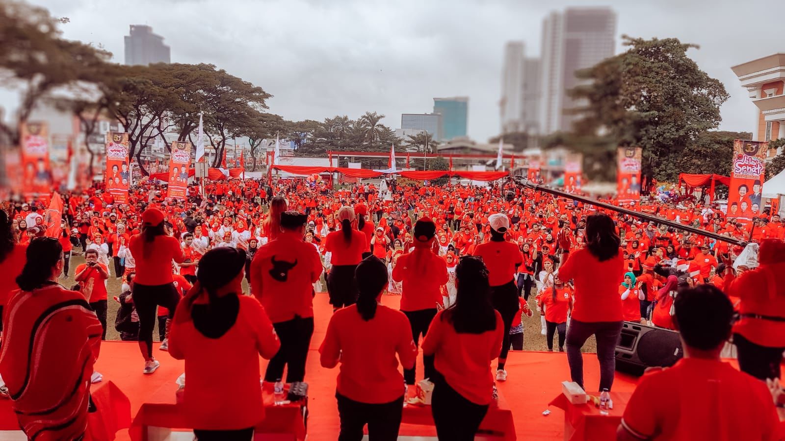 5.000 massa PDI Perjuangan tumpah ruah saat mengikuti jalan sehat dan parade festival kebudayaan dalam rangkaian HUT ke 50 PDI Perjuangan di depan kantor DPC PDIP Tangsel, BSD Serpong Minggu (26/2).