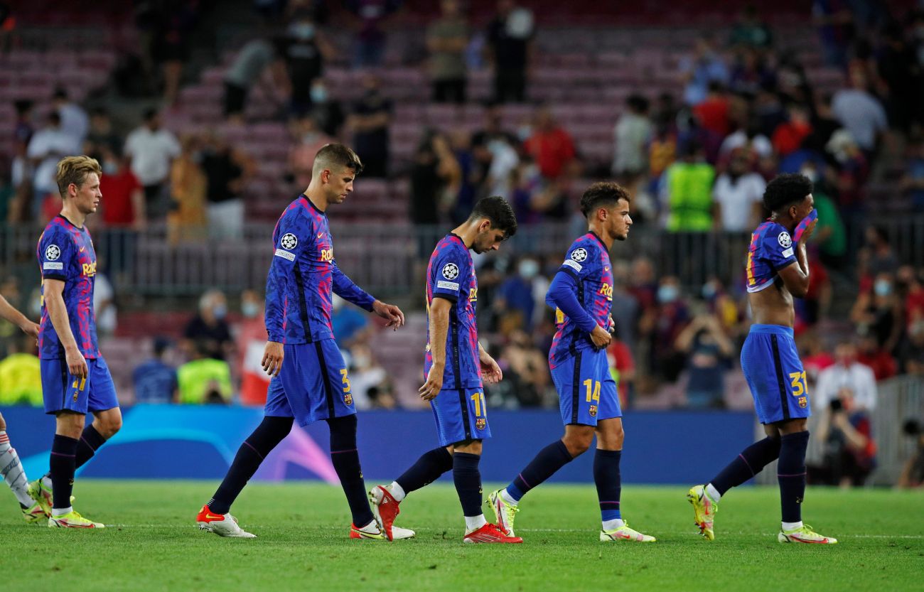 Pemain Barcelona tertunduk lesu usai dikalahkan 0-1 oleh Almeria. (Ist)