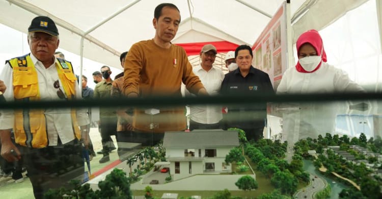 Basuki, Menteri Pertama Yang Ngantor Di IKN Presiden Jokowi saat melihat maket untuk perumahan Menteri di IKN. (Ist)