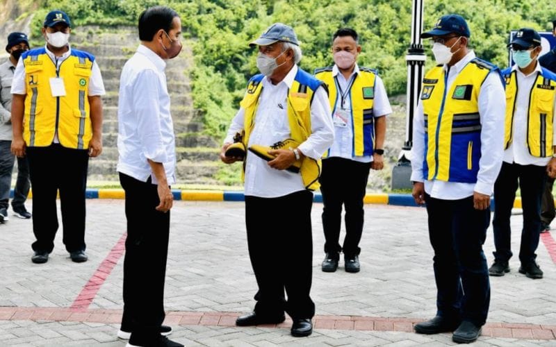 Berpedoman Smart Forest City Presiden Jokowi bersama Menteri PUPR Basuki Hadimuljono ketika berada di IKN. (Ist)